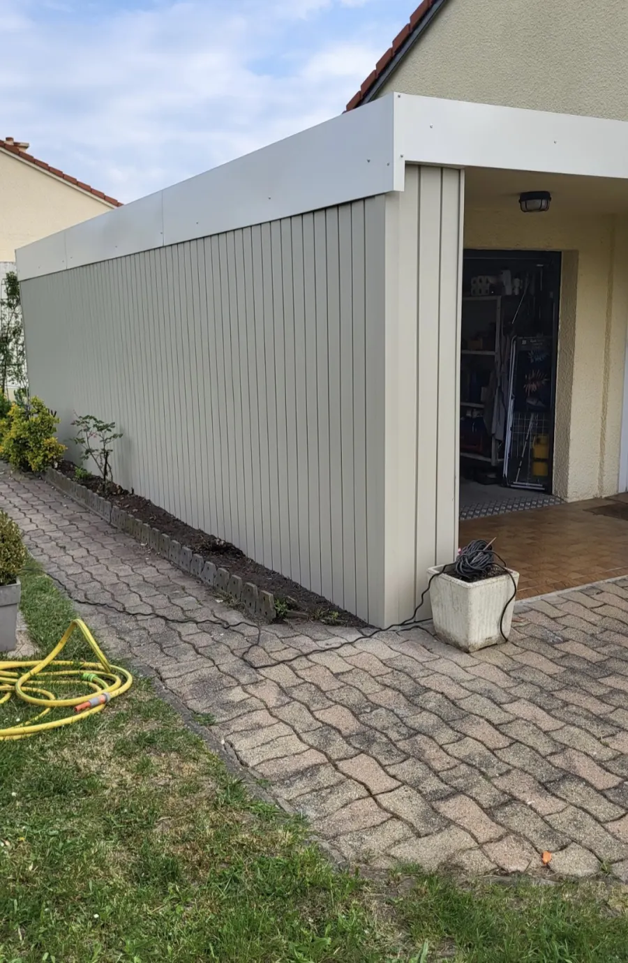 Réalisation chantier de peinture bâtiment avec échafaudage en Auvergne