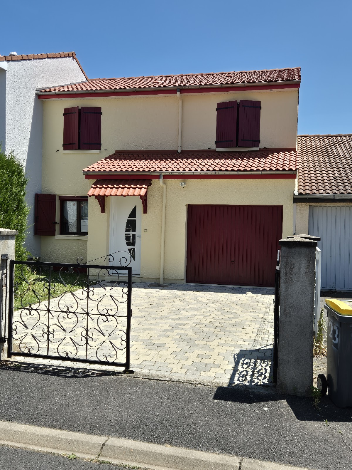 Réalisation façade rénovée après ravalement complet à Aubière